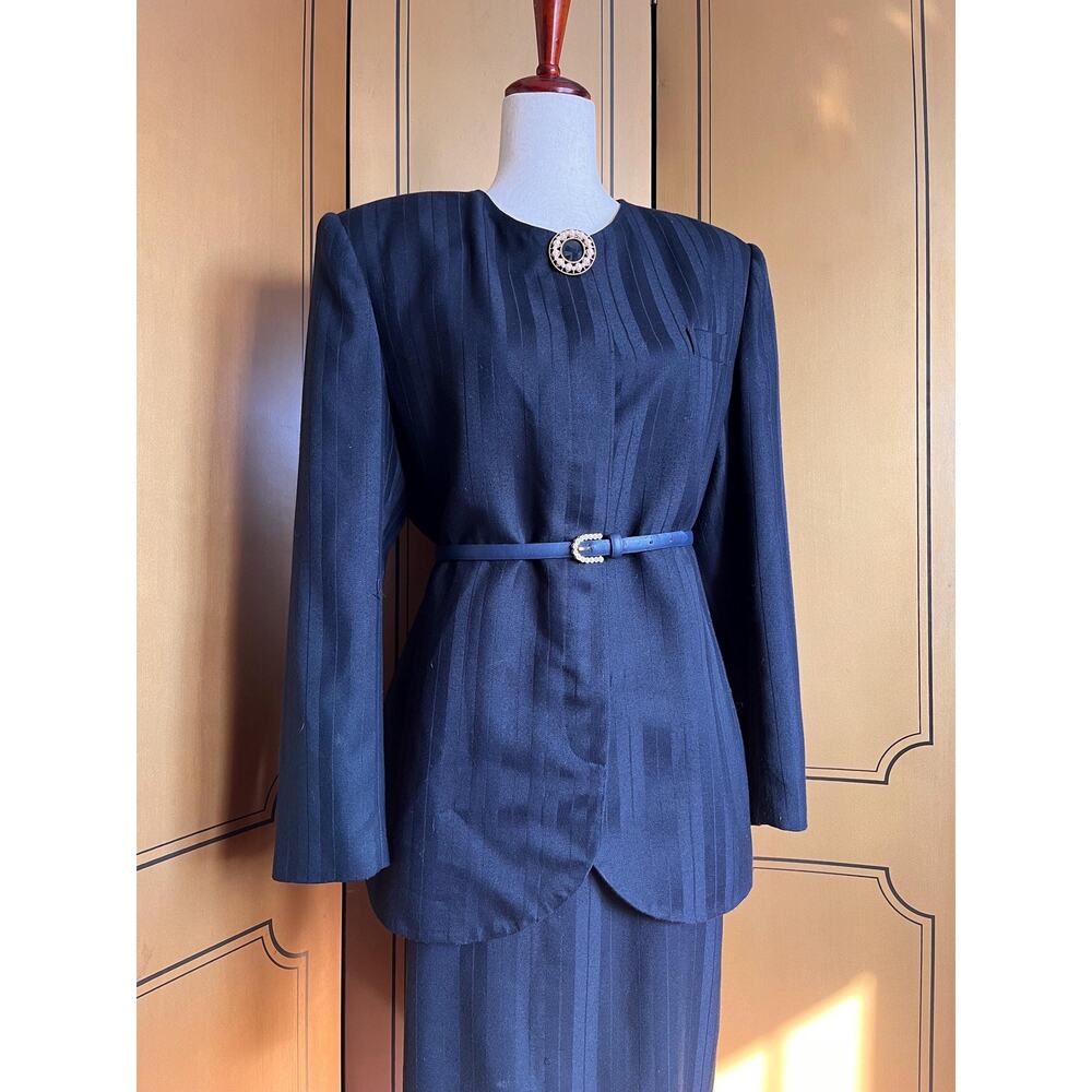 Vintage skirt suit in black with stripes by Gloria Vanderbilt, size 14